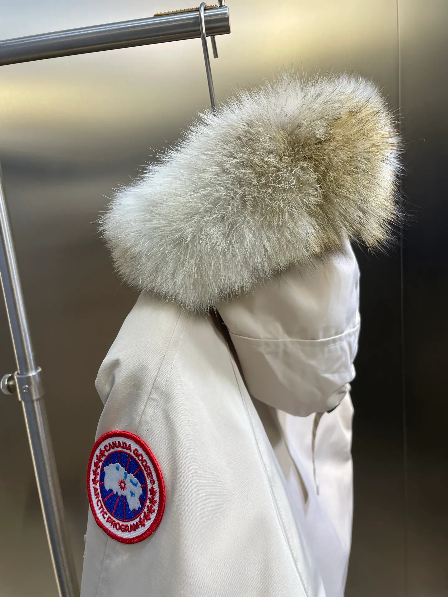 P900 special down Canada Goose Canada Goose #Chilliwack 7999M bomber jacket short down jacket/01 model #女与狠# Genuine synchronous anti-counterfeiting chip sensor! ➖ Imported 21S polyester-cotton blended original fabric [last year’s 16S/18S hard fabrics have been completely eliminated, this year all use 21S genuine synchronous fabrics, the soft mid-strap feels delicate and textured], genuine synchronous Feather-Light 10D waterproof coating fabric, made of 84.5 polyester fiber and 15.5 cotton, 100% the best feel in the entire network! ➖ The genuine official website is synchronized with the national standard 80 white duck down, you can check the official website customer service, there will never be a series of misleading claims such as 90 down or goose down! ➖ Using the best nylon lining with double double-layer sealing design, velvet-proof No. 7 needle + grid-filled down ready-made garments, there is 100% no so-called velvet running! ➖ The cuffs are designed with thickened seamless threads, and the collar and pockets are lined with top-quality polar fleece to keep you warm and comfortable! ➖ Yoshida YKK provides original custom-made electroplated sliders. YKK two-way lockable zippers are tight and smooth and will not peel off paint! ➖ 3M composite guarantees that the Velcro is the same as the original, durable, and all accessories and hardware are custom-made! ➖ Imported BEHRINGER embroidery machine to customize the 10,000-needle embroidery logo, 98% of which can be reproduced to restore the original logo. You can check and compare on the official website! ➖ The fur collars are all made of large pieces of Western Canadian blue wolf hide, ensuring that each fur collar is 13-15cm wide!   Size:XS-XXL